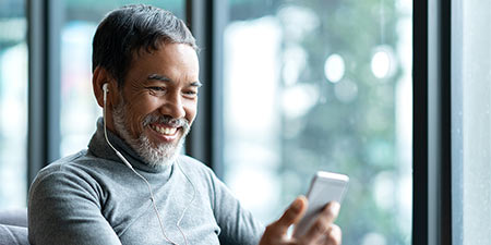 Image show man in phone conversation