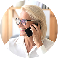 女人打电话来安排听力评估