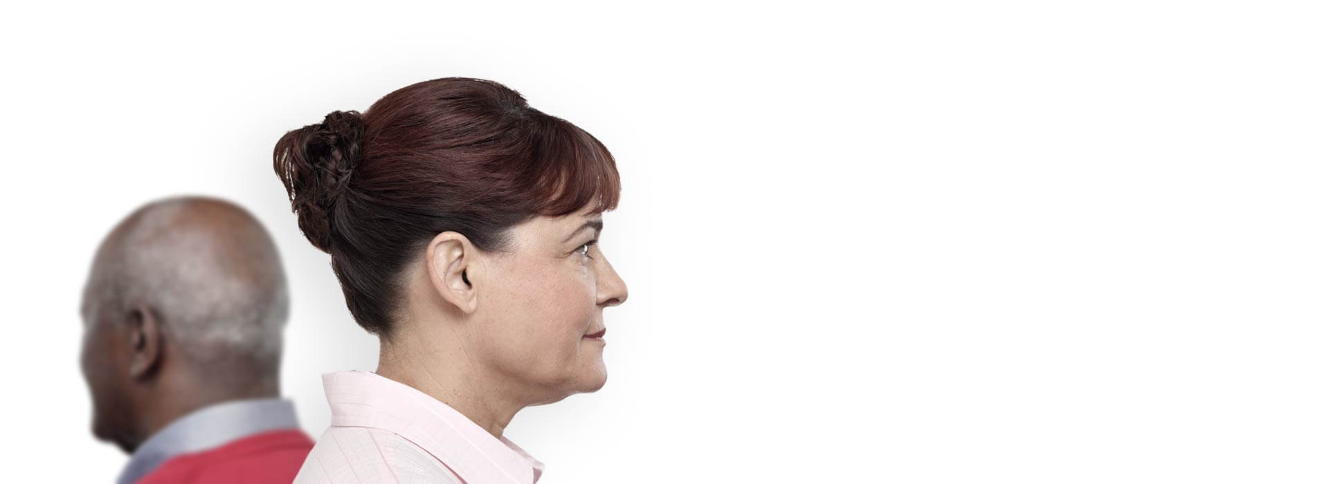 Image du profil d'une femme avec des appareils auditifs invisibles