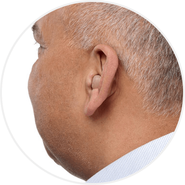 Image d'un homme avec l'appareil auditif intra-auriculaire