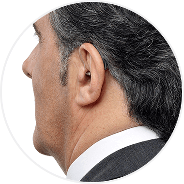 Image d'un homme avec un appareil auditif contour d’oreille
