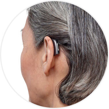 Image d'une femme avec l'appareil auditif contour d’oreille