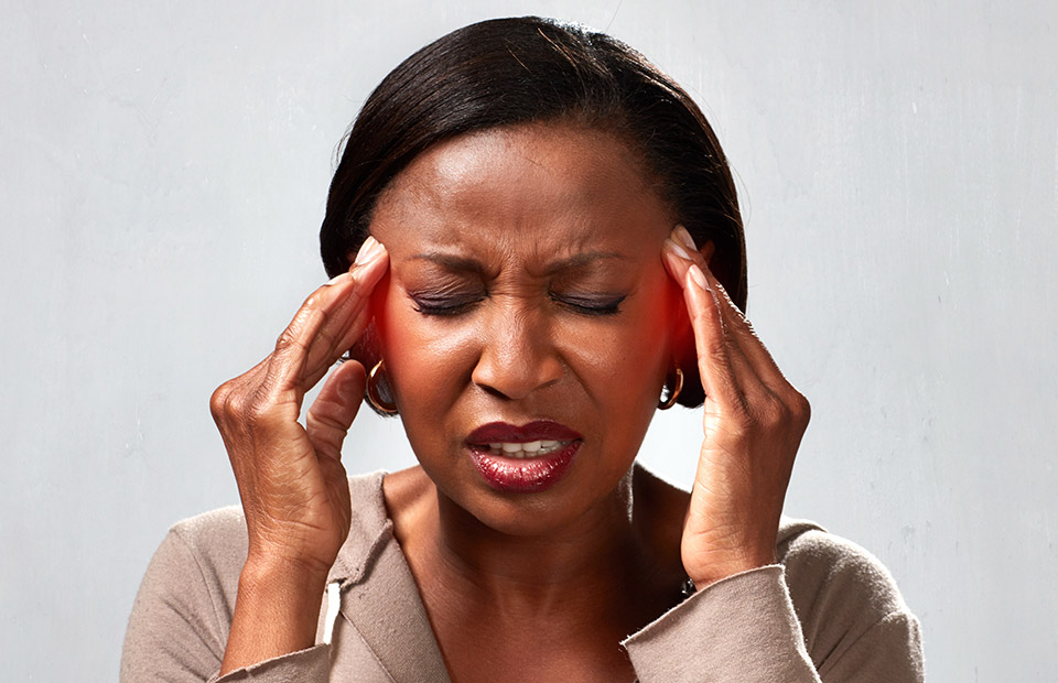 Image d'une femme avec symptômes de bourdonnement dans l'oreille